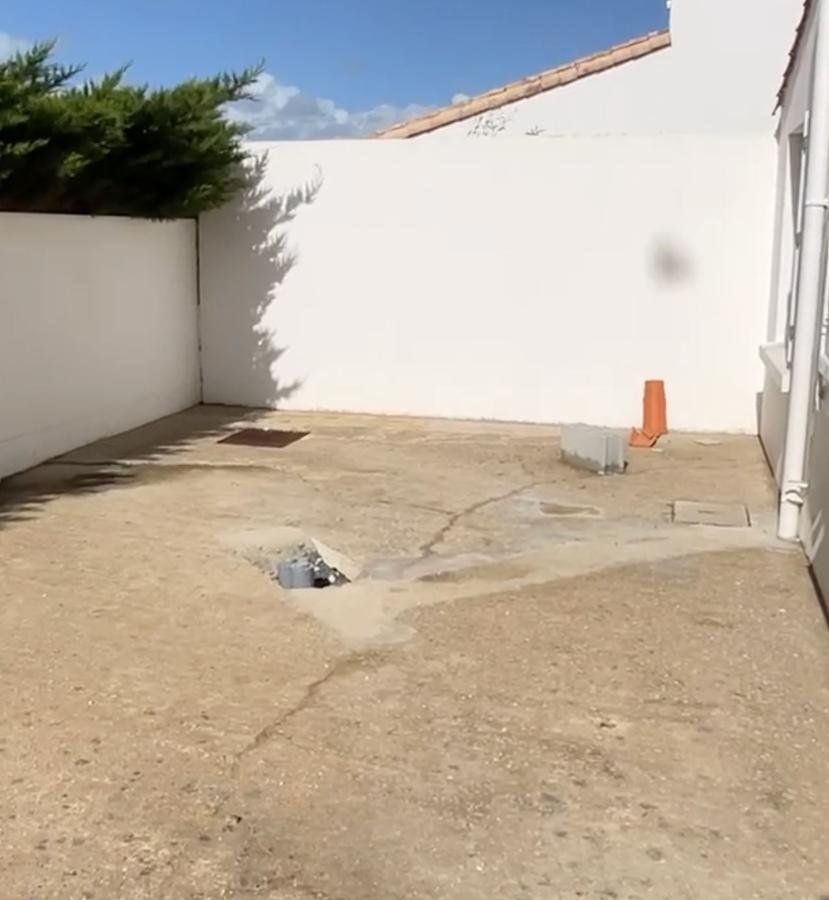 La cour avant travaux, boulevard du Sud à Brétignolles-sur-Mer