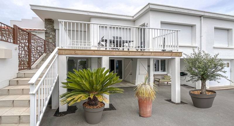 Façade rénovée avec terrasse boulevard du Sud à Brétignolles-sur-Mer